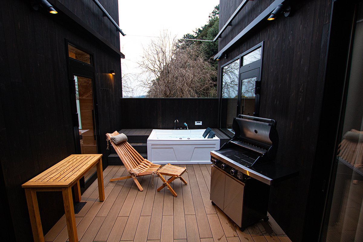 STAY WITH SAUNA!!