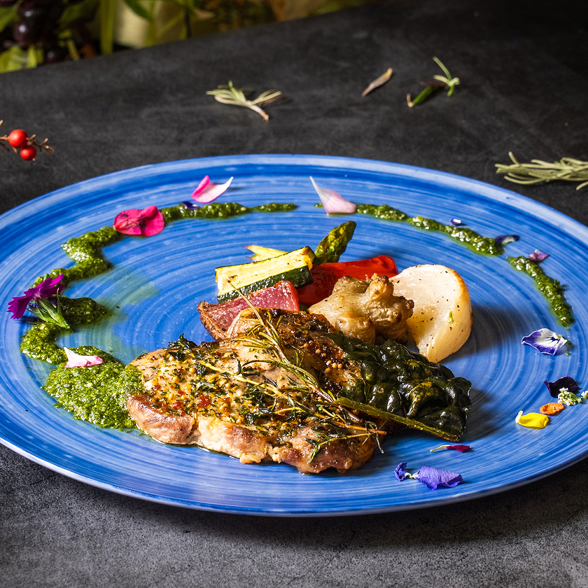 彩りと香りを楽しむ彩の国黒豚ハーブステーキ バジルソースを添えて