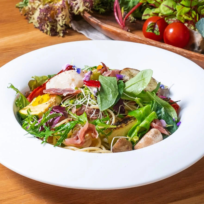 埼玉県産ヨーロッパ野菜と生ハムの彩り豊かなペペロンチーノ