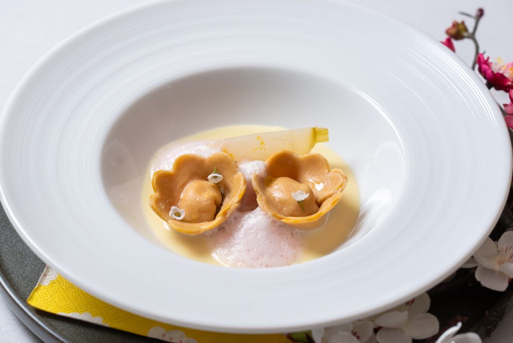 『ホタテのラヴィオリ -梅香るブールブランソース/越生梅シロップを使用した蕪のコンポート-』