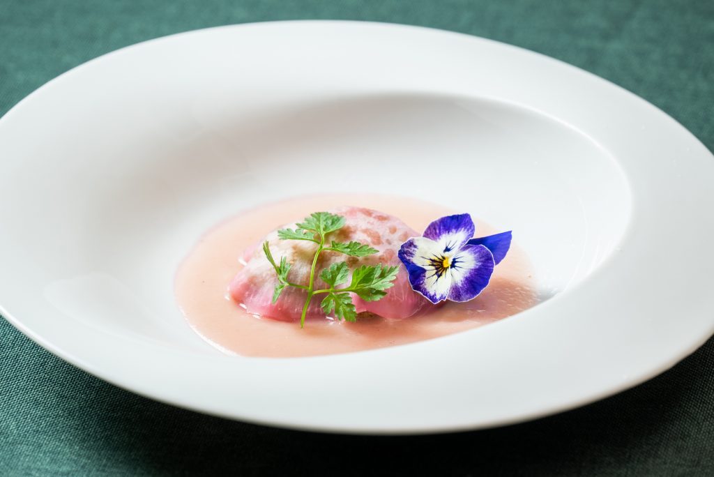 鱈の白子ポワレ-赤蕪ソースとともに