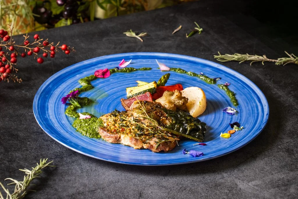 彩と香りを楽しむ彩の国黒豚ハーブステーキ バジルソースを添えて