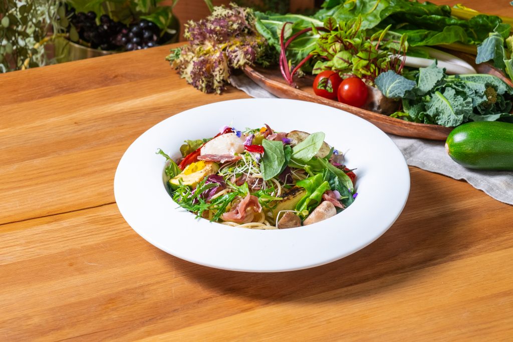 埼玉県産ヨーロッパ野菜と生ハムの彩り豊かなペペロンチーノ