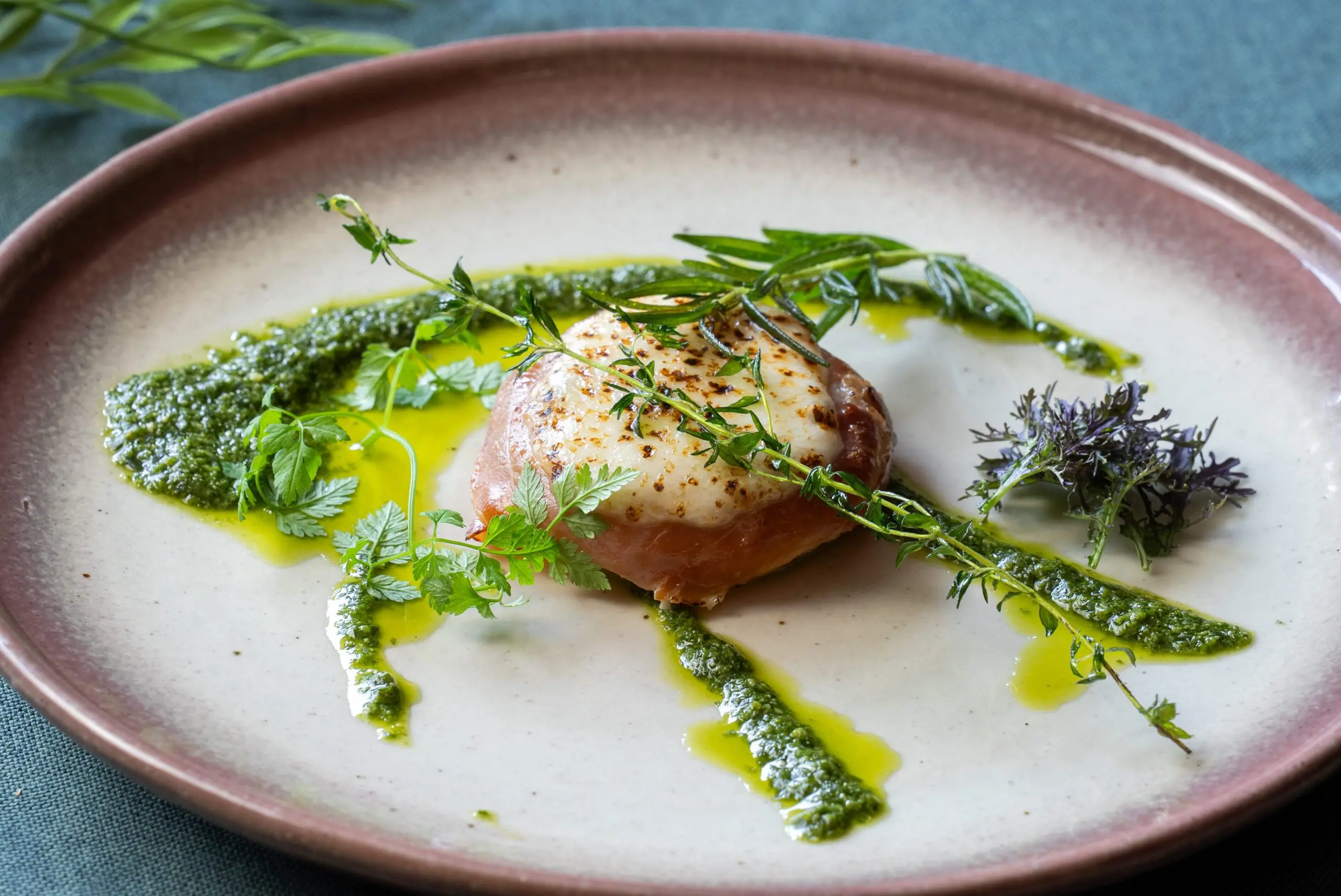 生ハムと埼玉県産大根のモッツァレラチーズ焼き　ジェノバソース添え