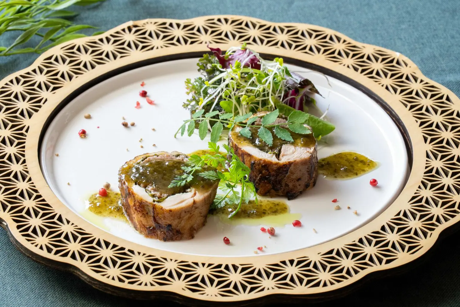 鶏肉のガランティーヌ　ときがわ町の名産品“山椒”を散らしたソースと共に