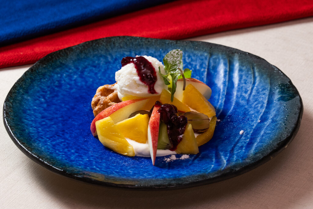 ワッフルの贅沢フルーツとマッコリのアイスクリーム添え